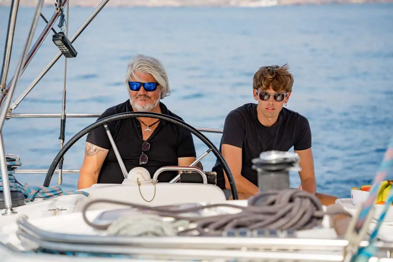 Gasten genieten van het open dek tijdens een boottocht met de Atlantic Star op Tenerife