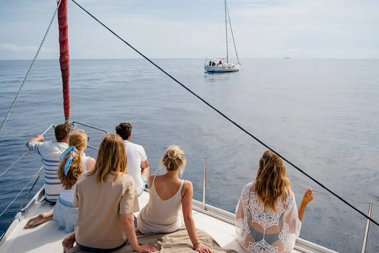 Gasten die ontspannen op de Atlantic Star tijdens een familiebustocht naar Tenerife