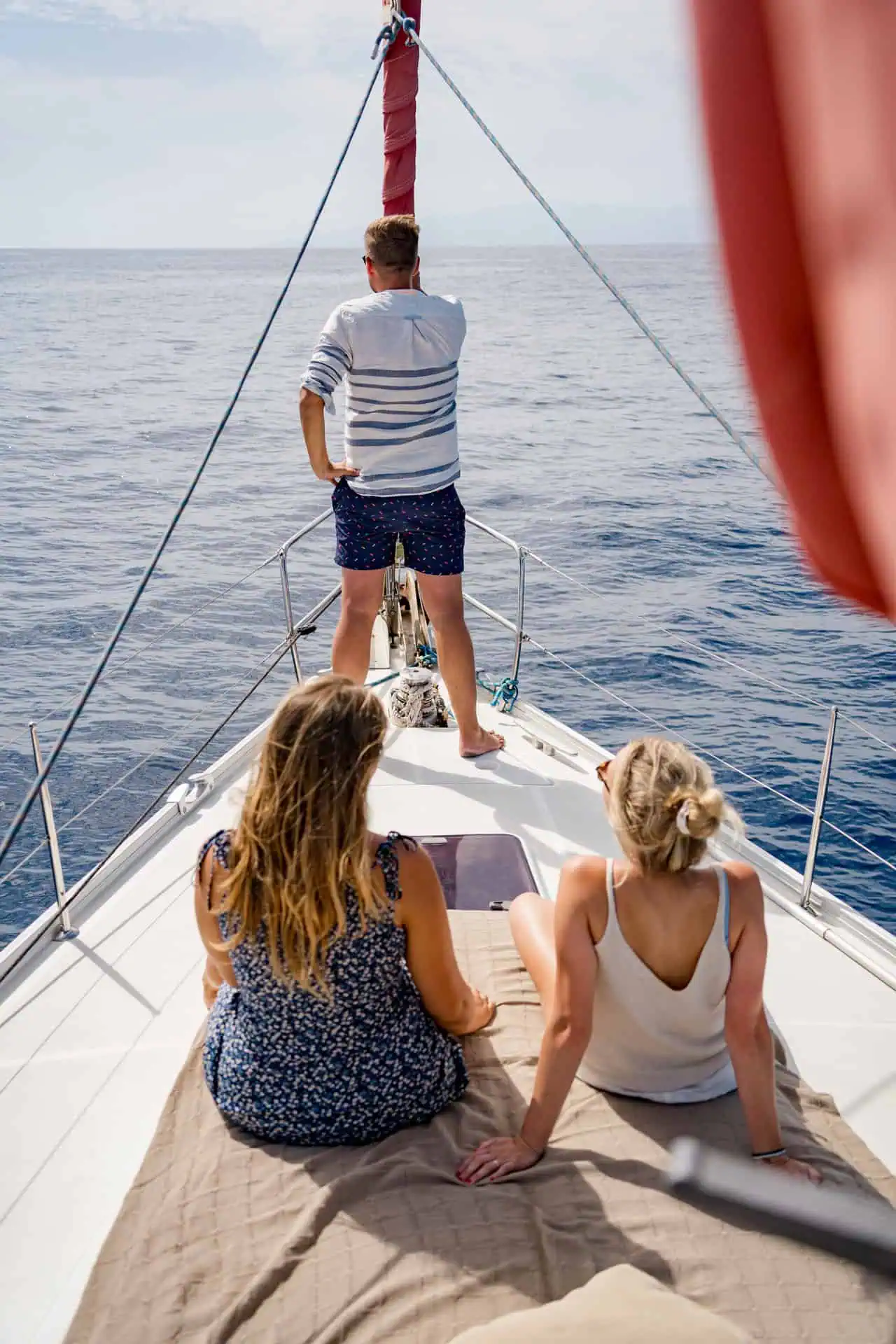 Walvisexcursie met de Atlantic Star op Tenerife met gasten die genieten van de oceaan bij Costa Adeje